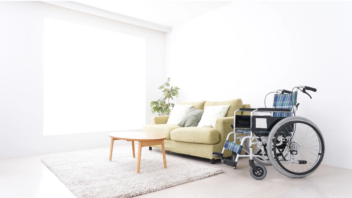明るいリビングにソファと車椅子が並ぶ、100歳まで安心して暮らす老後の介護生活をイメージした室内