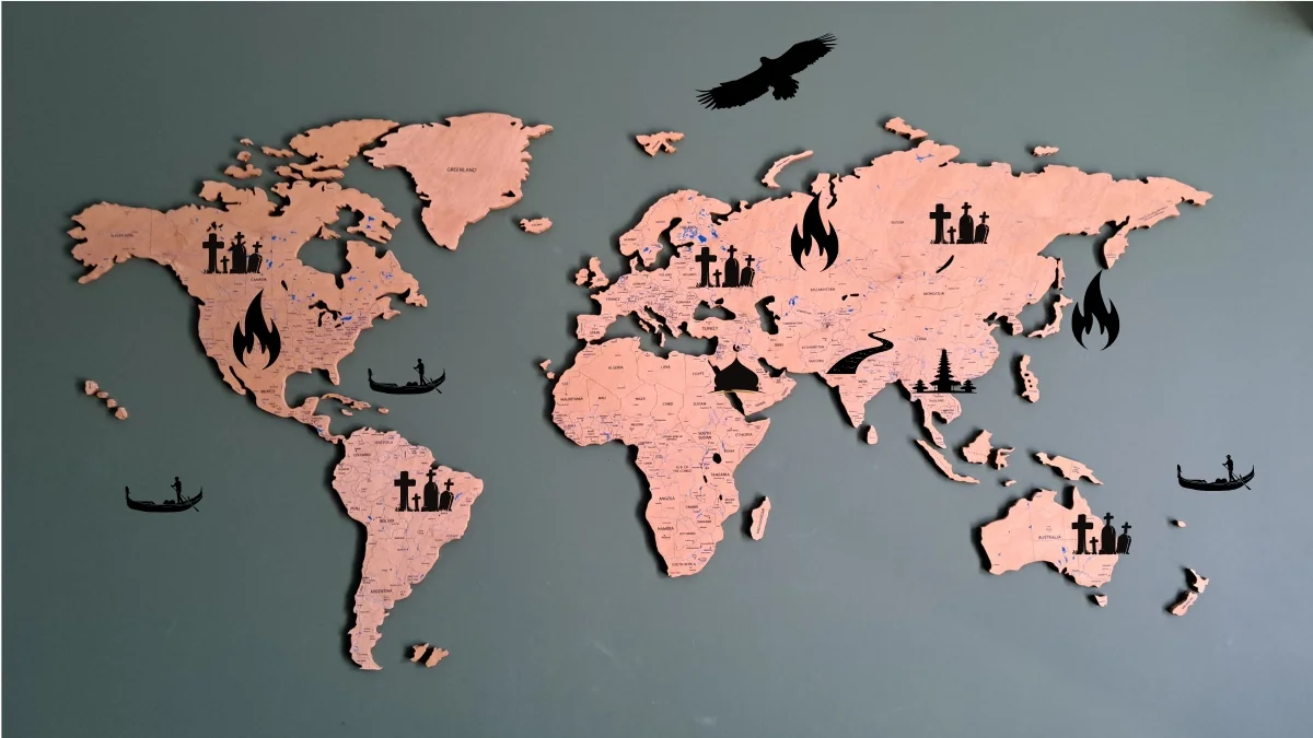 世界地図上に土葬や火葬や鳥葬のアイコンを配し葬送文化の地域差を示す図