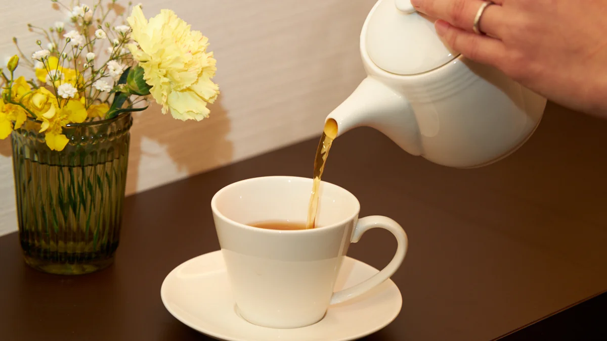 ティーポットから紅茶をカップに注ぐ手元。オープンラウンジではお茶を片手に、ご家族同士が思い出を語らうひとときを過ごせる
