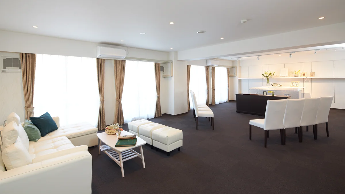 白いソファとテーブル席のあるジュニアスイート。法要のあとのお食事まで同じお部屋で過ごせる60㎡のゆったりとした空間
