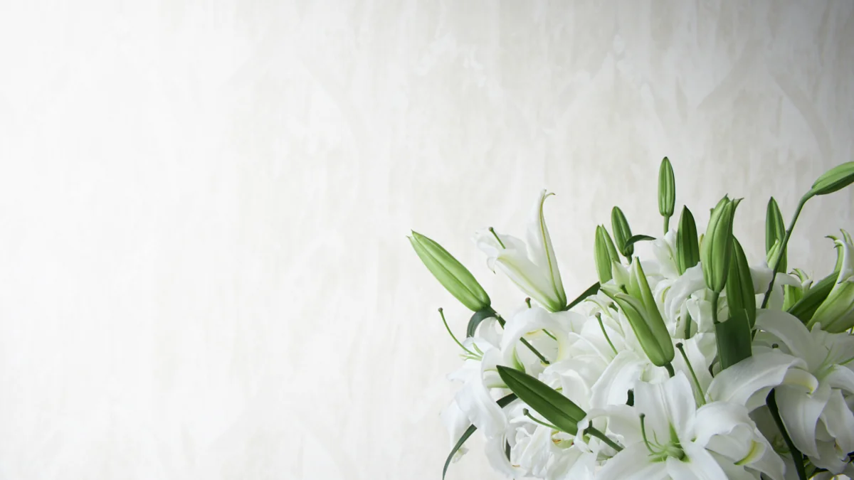清らかな白いユリの花。想送庵カノンの法要では、故人さまを偲ぶ場にふさわしいお花のしつらえとともに当日を迎えられる