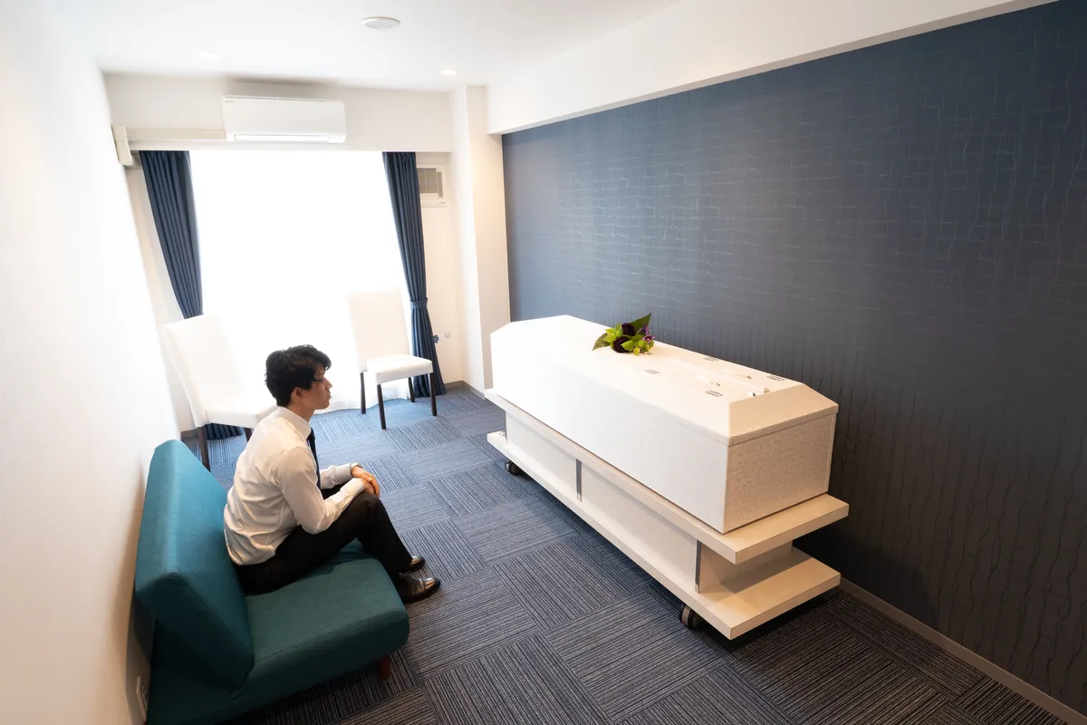 想送庵カノンのお部屋で棺に付き添うご家族