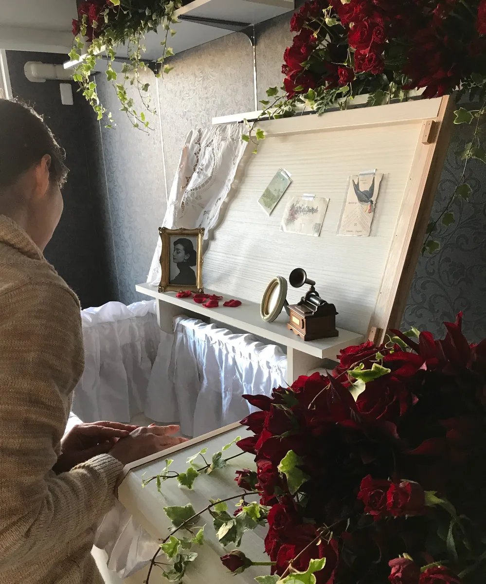 想送庵カノンの見送り葬、バラの祭壇のそばで過ごすご家族