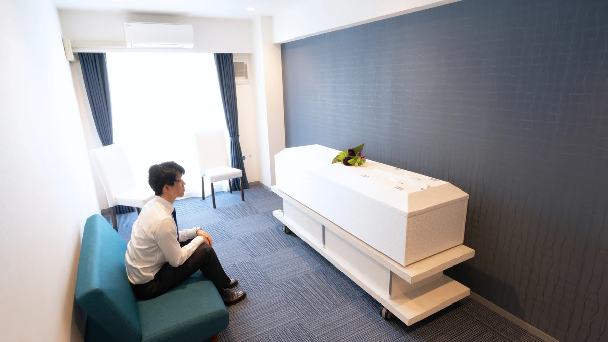 想送庵カノンの見送り葬、ご家族が棺のそばのソファに腰かけ 故人さまと静かに過ごしています
