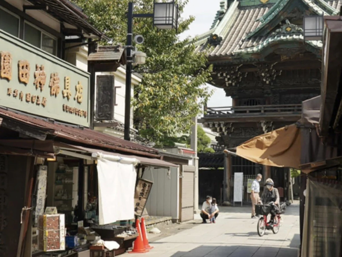 柴又帝釈天の参道。昔ながらの店先が続き、その先に帝釈天の門が見える