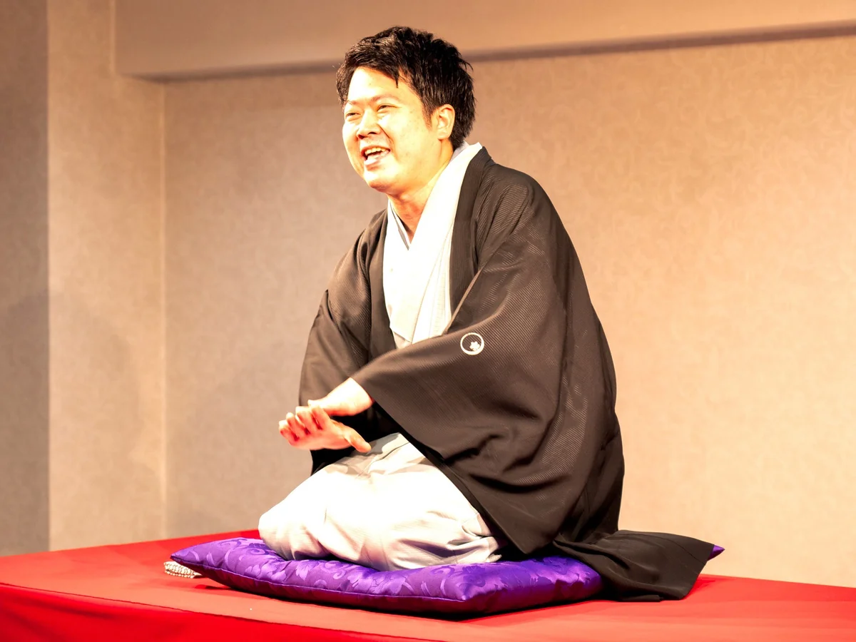 第1回の高座で、笑顔で身ぶりを交えて噺を語る三遊亭仁馬さん