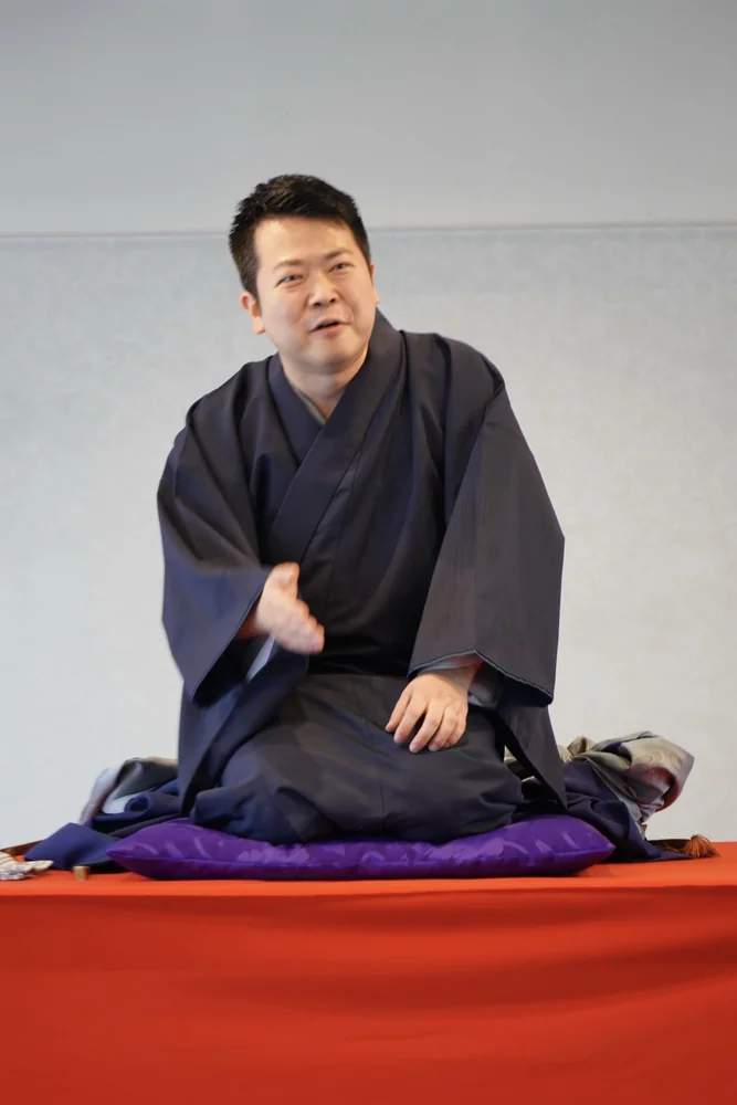 第3回の高座で、手ぶりを交えて噺を演じる三遊亭仁馬さん