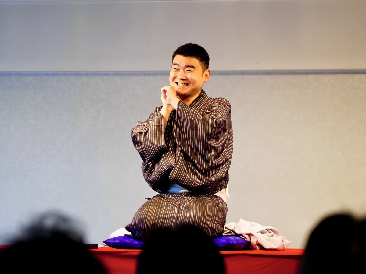 第5回の高座で、笑顔を見せる三遊亭吉馬さん